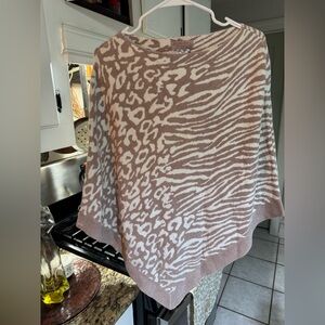 Barefoot dreams cape nwt one size